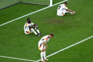  国际米兰防线送礼，争议点球引争议  