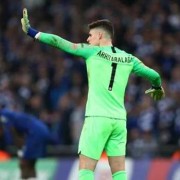  利物浦门将多次神扑零封对手  