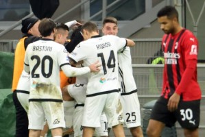  里昂客场绝杀掀翻领头羊爆冷门  