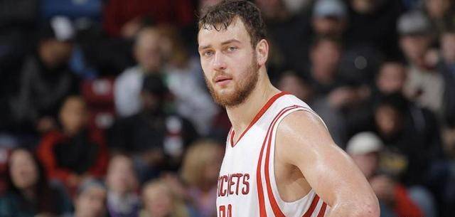  药厂中场核心续约至二零二七  