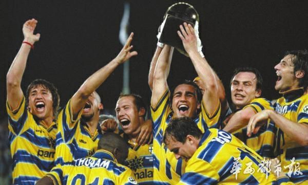  意甲老牌劲旅帕尔马重返顶级联赛在望  