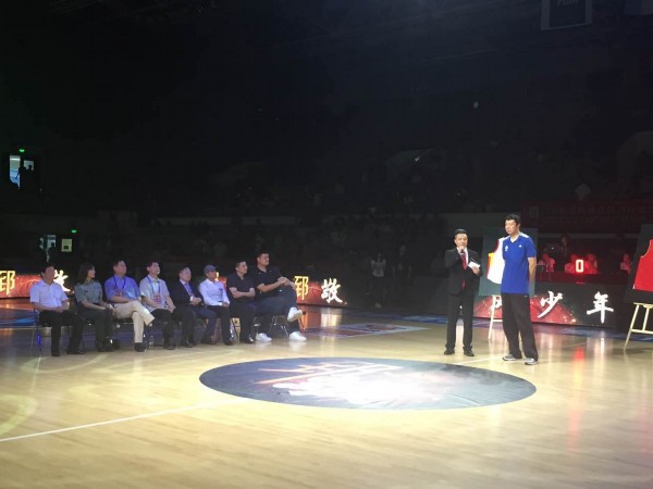  莱比锡红牛主场灯光秀致敬退役传奇  